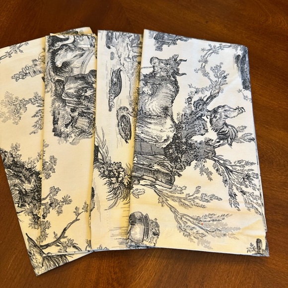 Vintage Italian Elegant Black and Cream Toile Dinner Napkins NWOT made in Italy - Picture 1 of 3